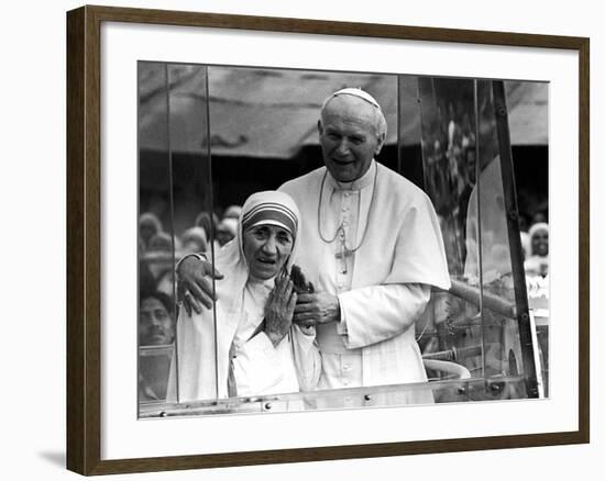 Pope John Paul II Holds His Arm Around Mother Teresa-null-Framed Photographic Print