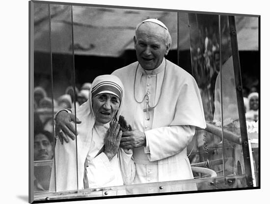 Pope John Paul II Holds His Arm Around Mother Teresa-null-Mounted Photographic Print