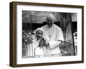 Pope John Paul II Holds His Arm Around Mother Teresa-null-Framed Photographic Print