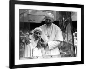 Pope John Paul II Holds His Arm Around Mother Teresa-null-Framed Photographic Print