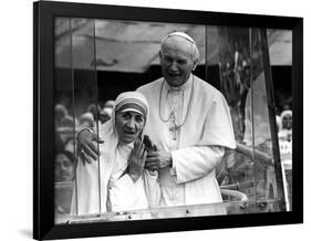 Pope John Paul II Holds His Arm Around Mother Teresa-null-Framed Photographic Print