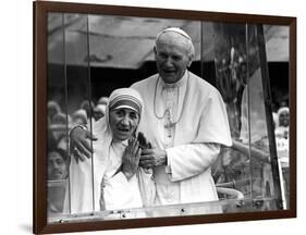 Pope John Paul II Holds His Arm Around Mother Teresa-null-Framed Photographic Print