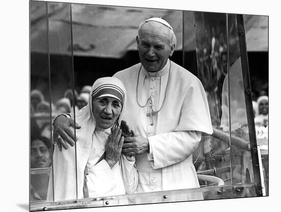 Pope John Paul II Holds His Arm Around Mother Teresa-null-Mounted Photographic Print