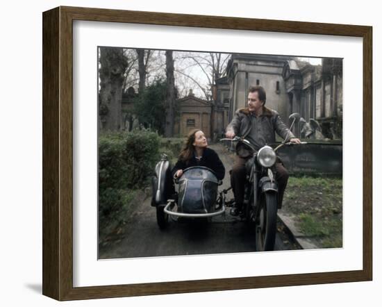 PORTRAIT by GROUPE with DAME, 1976 directed by ALEKSANDER PETROVI Michel Galabru and Romy Schneider-null-Framed Photo