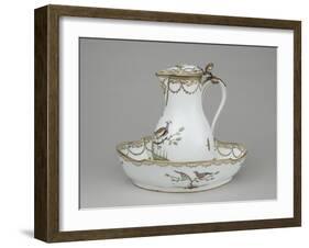 Pot à l'eau couvert et sa cuvette. Oiseaux sur des branches d'arbustes plantés sur une terrasse-null-Framed Giclee Print