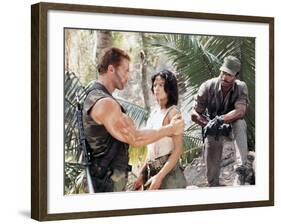 PREDATOR, 1987 directed by JOHN McTIERNAN Arnold Scharzenegger, Elpidia Carrillo and Carl Weathers -null-Framed Photo