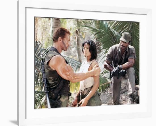 PREDATOR, 1987 directed by JOHN McTIERNAN Arnold Scharzenegger, Elpidia Carrillo and Carl Weathers -null-Framed Photo