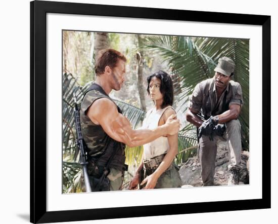 PREDATOR, 1987 directed by JOHN McTIERNAN Arnold Scharzenegger, Elpidia Carrillo and Carl Weathers -null-Framed Photo