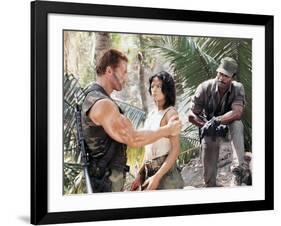 PREDATOR, 1987 directed by JOHN McTIERNAN Arnold Scharzenegger, Elpidia Carrillo and Carl Weathers -null-Framed Photo