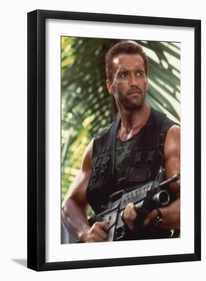 PREDATOR, 1987 directed by JOHN McTIERNAN Arnold Scharzenegger (photo)-null-Framed Photo