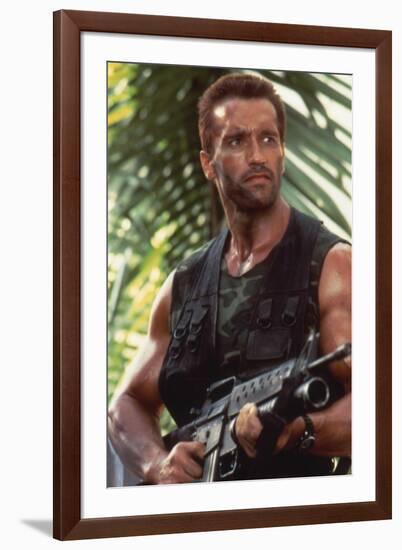 PREDATOR, 1987 directed by JOHN McTIERNAN Arnold Scharzenegger (photo)-null-Framed Photo