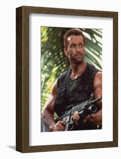 PREDATOR, 1987 directed by JOHN McTIERNAN Arnold Scharzenegger (photo)-null-Framed Photo