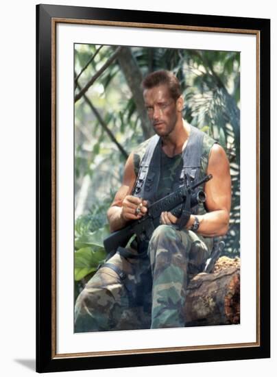 PREDATOR, 1987 directed by JOHN McTIERNAN Arnold Scharzenegger (photo)-null-Framed Photo