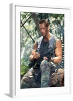 PREDATOR, 1987 directed by JOHN McTIERNAN Arnold Scharzenegger (photo)-null-Framed Photo