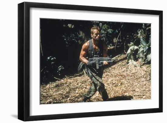 PREDATOR, 1987 directed by JOHN McTIERNAN Arnold Scharzenegger (photo)-null-Framed Photo