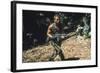 PREDATOR, 1987 directed by JOHN McTIERNAN Arnold Scharzenegger (photo)-null-Framed Photo