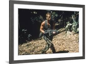 PREDATOR, 1987 directed by JOHN McTIERNAN Arnold Scharzenegger (photo)-null-Framed Photo