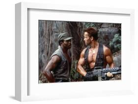 PREDATOR, 1987 directed by JOHN McTIERNAN Carl Weathers and Arnold Scharzenegger (photo)-null-Framed Photo