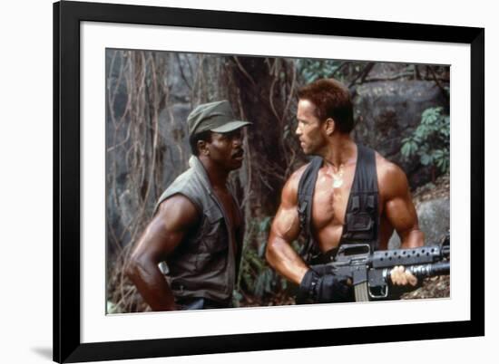 PREDATOR, 1987 directed by JOHN McTIERNAN Carl Weathers and Arnold Scharzenegger (photo)-null-Framed Photo