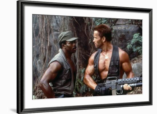 PREDATOR, 1987 directed by JOHN McTIERNAN Carl Weathers and Arnold Scharzenegger (photo)-null-Framed Photo