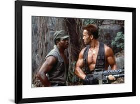 PREDATOR, 1987 directed by JOHN McTIERNAN Carl Weathers and Arnold Scharzenegger (photo)-null-Framed Photo