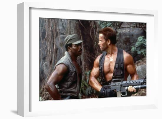 PREDATOR, 1987 directed by JOHN McTIERNAN Carl Weathers and Arnold Scharzenegger (photo)-null-Framed Photo