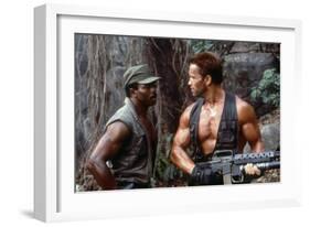 PREDATOR, 1987 directed by JOHN McTIERNAN Carl Weathers and Arnold Scharzenegger (photo)-null-Framed Photo