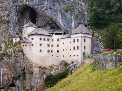 predjama-inner-carniola-slovenia-predjama-castle-built-into-the-opening-of-a-cave_u-L-Q1BMAOD0.jpg