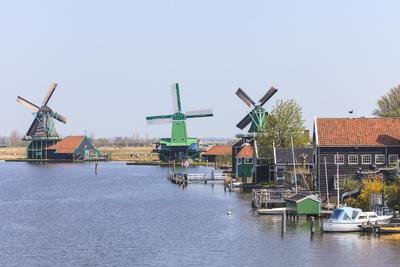 https://imgc.allpostersimages.com/img/posters/preserved-historic-windmills-and-houses-in-zaanse-schans_u-L-PNOVMM0.jpg?artPerspective=n