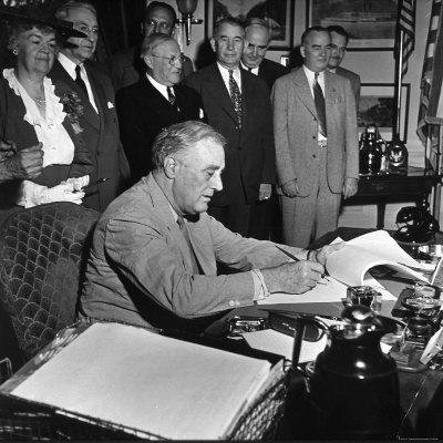 'President Franklin D. Roosevelt, Signing the G.I. Bill' Photographic ...