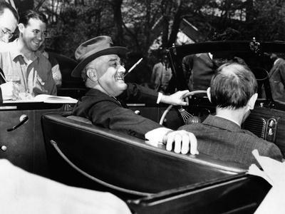 franklin d roosevelt cigarette holder With a in a clenched in his teeth, a smiling... News Photo Pres. Franklin Roosevelt Drinking Wine
