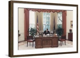 President Reagan Working at His Desk in the Oval Office. July 15 1988. Po-Usp-Reagan_Na-12-0101M-null-Framed Photo