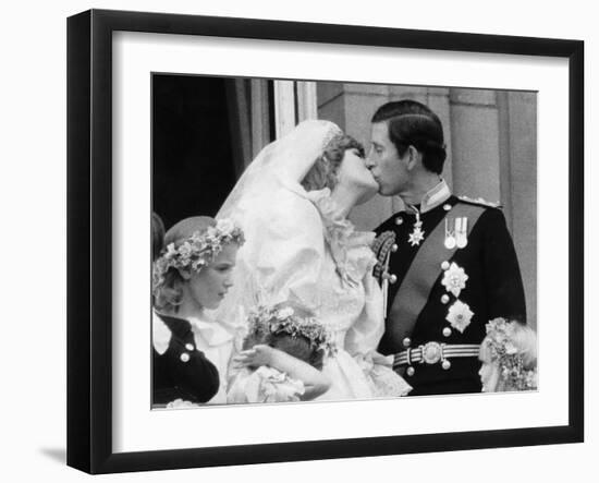 Prince Charles and His New Bride Diana Kiss on the Balcony of Buckingham Palace-null-Framed Photographic Print