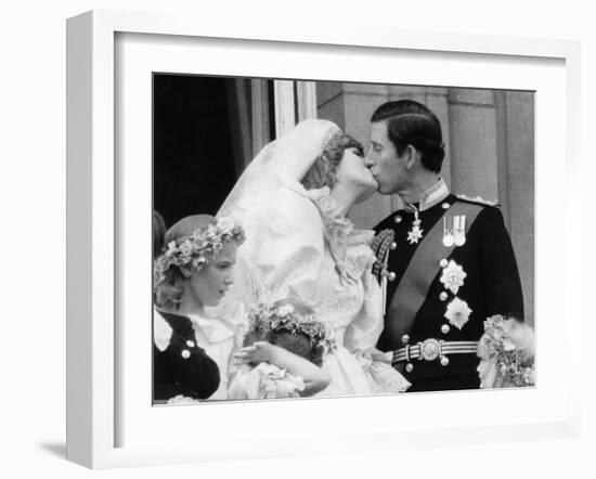 Prince Charles and His New Bride Diana Kiss on the Balcony of Buckingham Palace-null-Framed Photographic Print