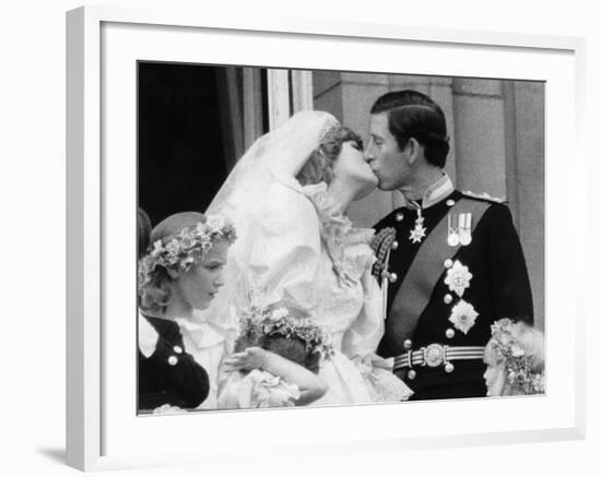 Prince Charles and His New Bride Diana Kiss on the Balcony of Buckingham Palace-null-Framed Photographic Print