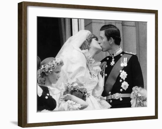 Prince Charles and His New Bride Diana Kiss on the Balcony of Buckingham Palace-null-Framed Photographic Print