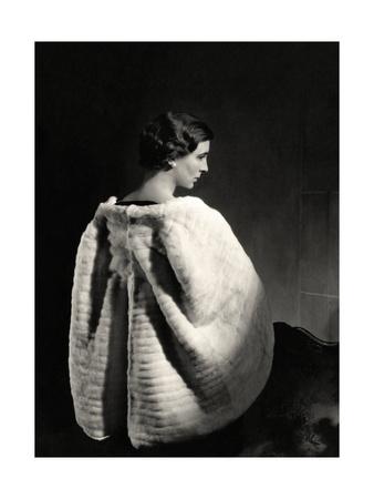 https://imgc.allpostersimages.com/img/posters/princess-marina-of-greece-wearing-ermine-cape-and-velvet-gown-by-molyneux_u-L-PYSBE00.jpg?artPerspective=n