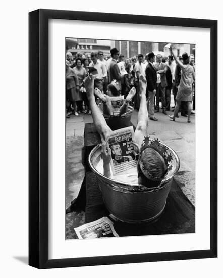 Protesters Sit in Bath Tubs and Read the Satirical Newspaper "Pardon"-null-Framed Photographic Print