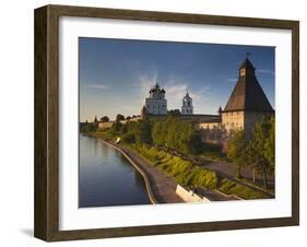 Pskov Kremlin, Pskov, Pskovskaya Oblast, Russia-Walter Bibikow-Framed Premium Photographic Print