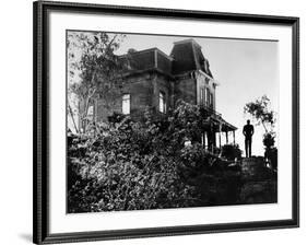 PSYCHO, 1960 directed by ALFRED HITCHCOCK Anthony Perkins (b/w photo)-null-Framed Photo