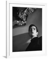 PSYCHO, 1960 directed by ALFRED HITCHCOCK Anthony Perkins (b/w photo)-null-Framed Photo