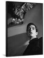 PSYCHO, 1960 directed by ALFRED HITCHCOCK Anthony Perkins (b/w photo)-null-Framed Photo