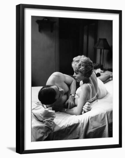 PSYCHO, 1960 directed by ALFRED HITCHCOCK John Gavin / Janet Leigh (b/w photo)-null-Framed Photo