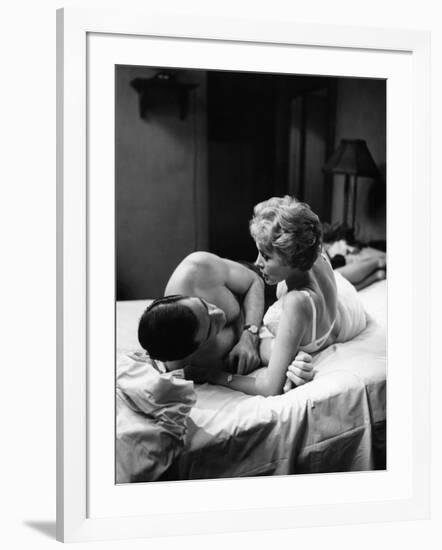 PSYCHO, 1960 directed by ALFRED HITCHCOCK John Gavin / Janet Leigh (b/w photo)-null-Framed Photo