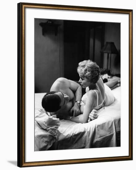 PSYCHO, 1960 directed by ALFRED HITCHCOCK John Gavin / Janet Leigh (b/w photo)-null-Framed Photo