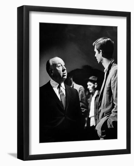 PSYCHO, 1960 directed by ALFRED HITCHCOCK On the set, Alfred Hitchcock and Anthony Perkins (b/w pho-null-Framed Photo