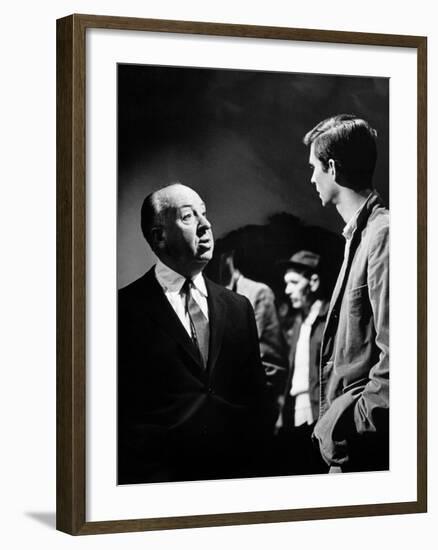 PSYCHO, 1960 directed by ALFRED HITCHCOCK On the set, Alfred Hitchcock and Anthony Perkins (b/w pho-null-Framed Photo