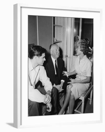 PSYCHO, 1960 directed by ALFRED HITCHCOCK On the set, Alfred Hitchcock between John Gavin and JKane-null-Framed Photo