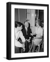 PSYCHO, 1960 directed by ALFRED HITCHCOCK On the set, Alfred Hitchcock between John Gavin and JKane-null-Framed Photo