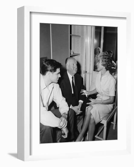 PSYCHO, 1960 directed by ALFRED HITCHCOCK On the set, Alfred Hitchcock between John Gavin and JKane-null-Framed Photo